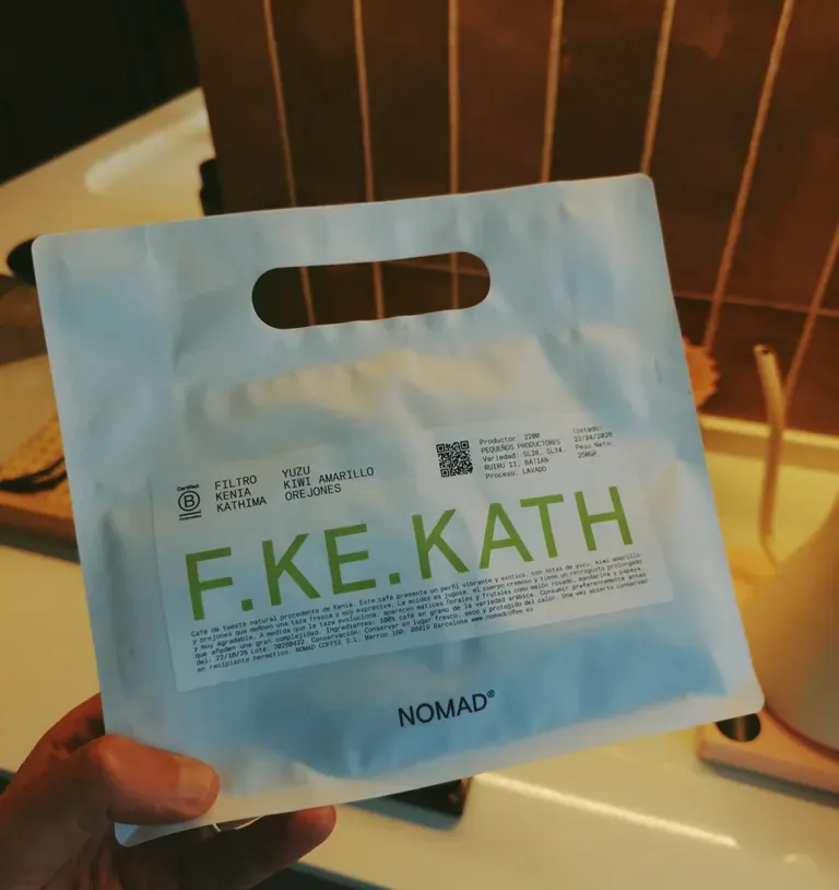 Pacote de café especial F.KE.KATH da Nomad nas mãos do Leo