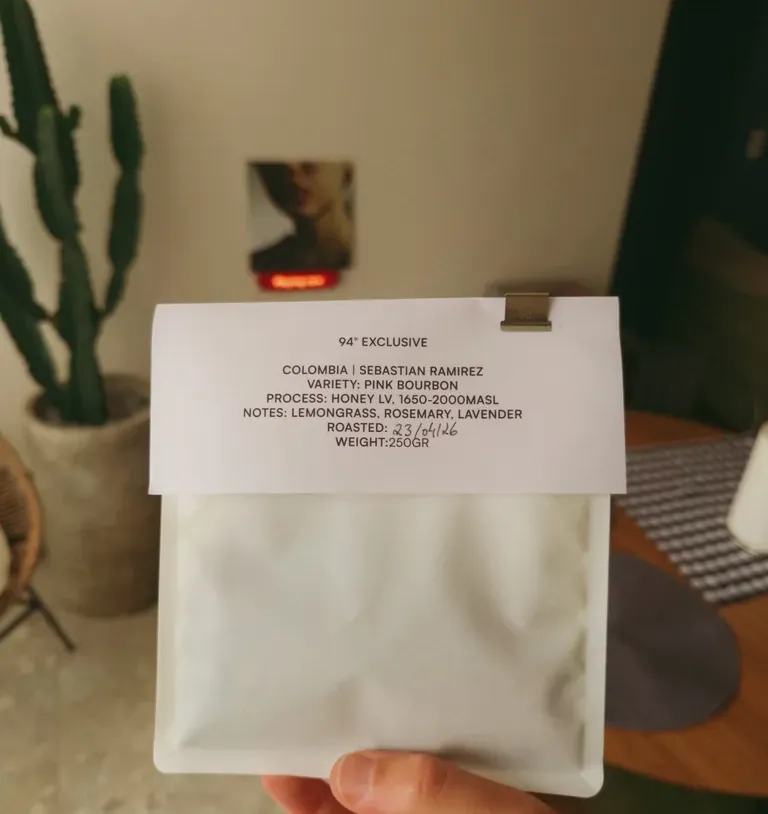 Pacote de café especial exclusivo da Colômbia, ao lado de um cacto