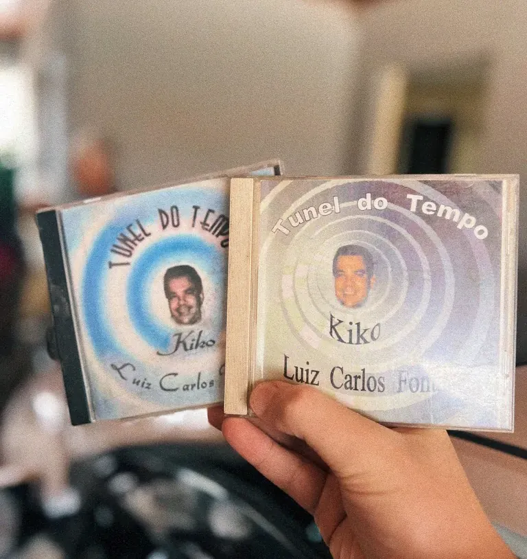 CDs do "Túnel do Tempo" com o pai do Leo, Luiz Carlos, na capa