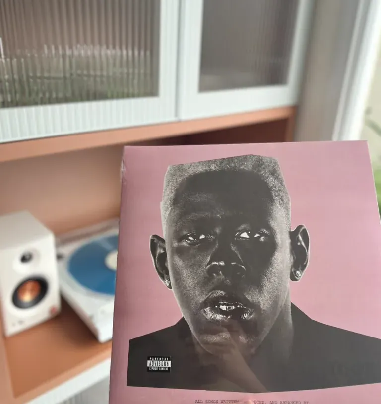 Capa do IGOR, do Tyler, The Creator, em frente à vitrola
